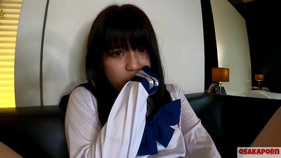 18-årig japansk pige med små bryster sprøjter og får orgasme med fingerknald og sexlegetøj. Asiatisk pige i skole cosplay kostume giver blowjobs i amatørvideo. Mao 7 OSAKAPORN.