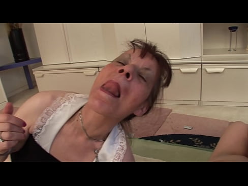 ❤️ To bedstemødre og en bedstefar har en trekant Sex video at da.ttsex.ru ❌