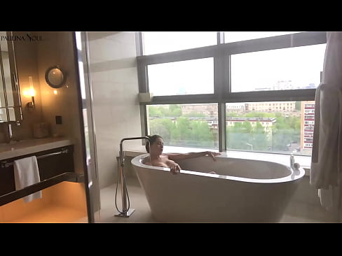 ❤️ Kæmpe babe ondt i sin fisse på badeværelset Sex video at da.ttsex.ru ❌