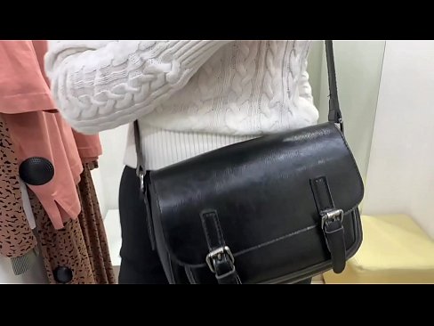 ❤️ Offentlig onani af ung kælling FeralBerry med en dildo i prøverummet Sex video at da.ttsex.ru ❌