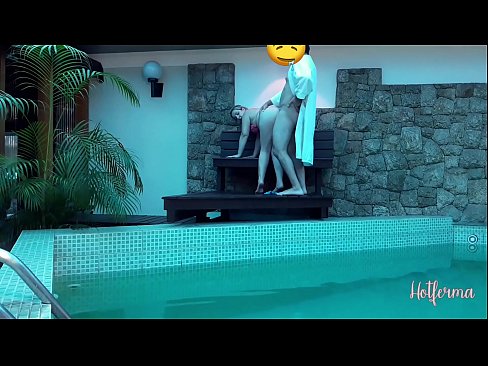 ❤️ Chef inviterer stuepige til poolen, men kunne ikke modstå en hot Sex video at da.ttsex.ru ❌