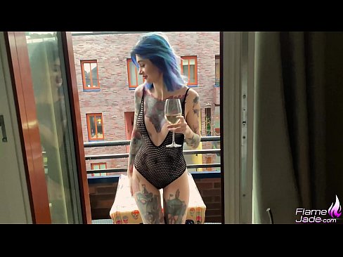 ❤️ Kæmpe pige suger med en sut og knepper lidenskabeligt under åben himmel Sex video at da.ttsex.ru ❌