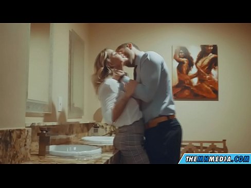 ❤️ Når en barmfagre blondine forfører dig på et offentligt toilet Sex video at da.ttsex.ru ❌